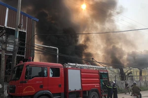 Cháy lớn tại khu nhà xưởng rộng 1.000 m2 ở Hà Nội