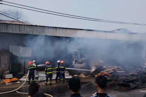 Hà Nội: Cháy lớn tại khu để đồ dùng cũ