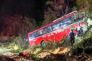 Xe khách mất lái lao vào vách núi trong đêm, 2 người thương vong