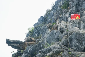 Leo mỏm đá ‘sống ảo’ ở Mã Pí Lèng, du khách bị đá rơi, ngã lộn chấn thương nặng