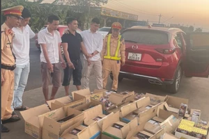 Ô tô chở 27 thùng carton nghi là pháo hoa lậu