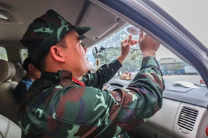 Kiểm định viên quân đội ngày đầu hỗ trợ đăng kiểm tại Hà Nội