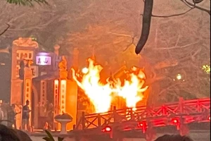 Quầy bán vé tham quan ở hồ Hoàn Kiếm bị cháy 
