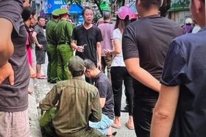 Truy tìm tài xế lái ô tô hất công an lên nóc capo rồi bỏ chạy