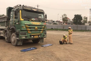 Phát hiện ô tô độ chế nâng thành thùng bằng kích thủy lực ở Hà Nam