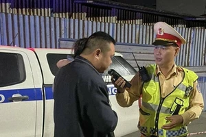 CSGT phát hiện 1 người Trung Quốc lái xe không có bằng lái, vi phạm nồng độ cồn