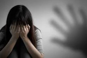 Cô gái bị siết cổ tử vong trong nhà nghỉ