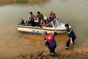 Lật thuyền trên sông khiến 3 người mất tích