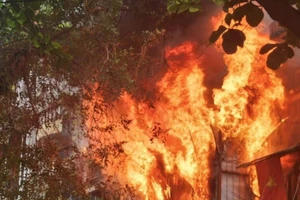 Cháy nhà dân trên phố Hàng Mã