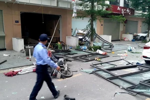 Nổ lớn tại khu nhà làm quán ăn, cửa kính bị hất bay