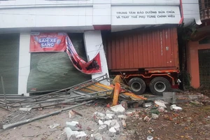 Xe container lao lên vỉa hè, lọt trong cửa hàng xe máy