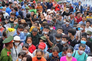 Chùm ảnh: Sau cơn mưa sớm, người dân lên Đền Hùng dâng hương