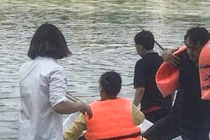 Bé gái 14 tuổi trượt chân rơi xuống hồ tử vong