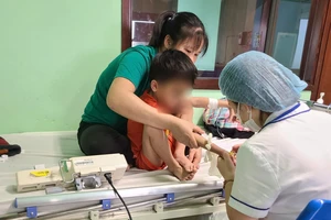 Người mẹ mòn mỏi chờ ngày con được ghép tủy