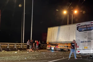 Xe khách va chạm với xe đầu kéo trên cao tốc, 4 người thương vong