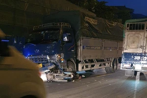 Va chạm với xe tải, 2 người đi xe máy tử vong