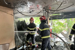 Cháy quán cà phê, nhân viên và khách chạy thoát thân