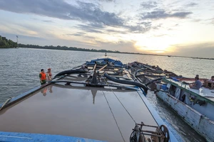 Cục CSGT phối hợp bắt giữ 7 tàu khai thác cát trái phép