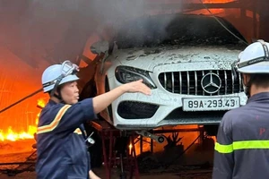 Nhiều ô tô bị thiêu rụi sau vụ hỏa hoạn