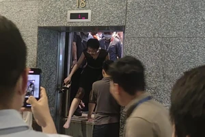 Người dân bị nhốt trong thang máy toà nhà cao nhất Hà Nội vì mất điện