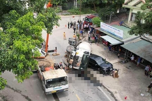 Lào Cai: Xe tải va chạm với nhiều phương tiện, 3 người thương vong