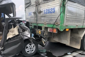 Đầu xe khách biến dạng sau cú va chạm, 2 hành khách bị thương