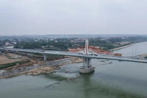 Cận cảnh cây cầu nối hai tỉnh Phú Thọ - Vĩnh Phúc sắp khánh thành