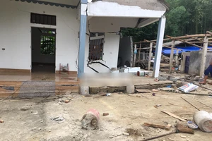 'Hố tử thần' gây sụp sân, nứt nghiêng vách nhà dân