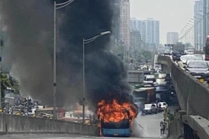 Xe buýt bốc cháy ngùn ngụt ở Hà Nội