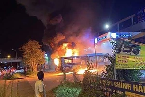 Xe buýt bốc cháy dữ dội tại trạm xăng trong đêm