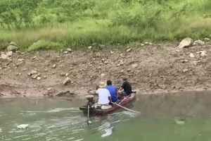 Cảnh sát đường thủy liên tiếp phát hiện người dân dùng kích điện bắt cá 