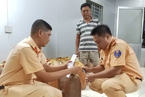 Cảnh sát đường thủy phát hiện 1.300 lít xăng ‘lậu’ trên sông Hậu 