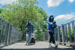 Người lao động vất vả mưu sinh giữa nắng nóng ở Hà Nội