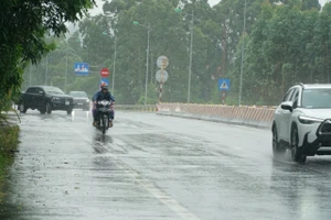 Bão số 1 đang gây mưa tại Quảng Ninh