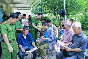 Cục Cảnh sát ma túy thăm hỏi gia đình chính sách tại Bắc Kạn dịp 27-7