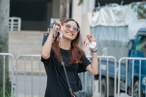 Fan Blackpink rạng rỡ khi đổi được vòng đeo tay