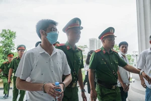 Hình ảnh cảnh sát dẫn giải các bị cáo vụ chuyến bay giải cứu tới tòa nghe tuyên án