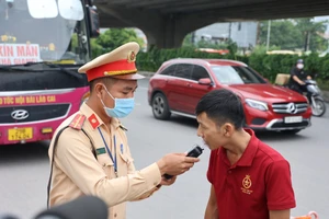 CSGT vào bến xe phát tờ rơi cho nhà xe, tài xế