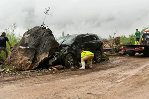 Tảng đá rơi từ vách núi trúng ô tô trên quốc lộ 6