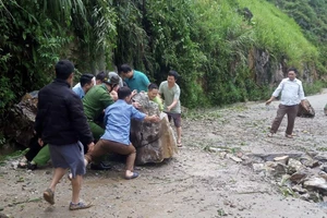 Hòa Bình: Liên tiếp sạt lở đất đá ảnh hưởng đến giao thông