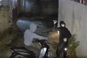 1 nhà dân bị ‘khủng bố’ bằng chất bẩn, đập phá camera an ninh 