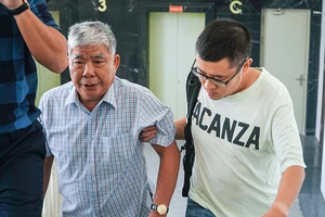 Hình ảnh ông Lê Thanh Thản vất vả tới hầu tòa