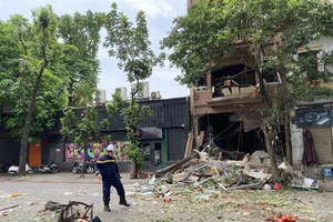 Hà Nội: Nhà vỡ, nhiều người bị ngất vì vụ nổ trên phố Yên Phụ