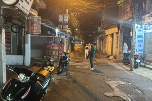 Đang đi tập thể dục, một phụ nữ bị giật dây chuyền