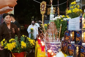 Người dân không quản mưa gió đến thắp hương cho các nạn nhân trong vụ cháy chung cư mini