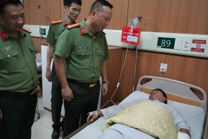 Ngăn chặn vụ gây rối do ghen tuông, một đại uý công an bị đâm 