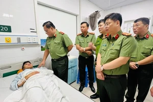 Vụ cháy chung cư mini: 5 cán bộ công an bị thương trong quá trình làm nhiệm vụ