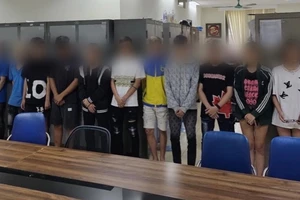 Tạm giữ hình sự nhóm thanh thiếu niên ném chai thủy tinh vào người đi đường