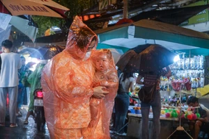 Hà Nội: Xuất hiện cơn mưa trong đêm Trung thu ở Hàng Mã