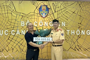 Người trúng đấu giá biển số 99A-66666 hơn 4,2 tỉ đã tới nhận biển số